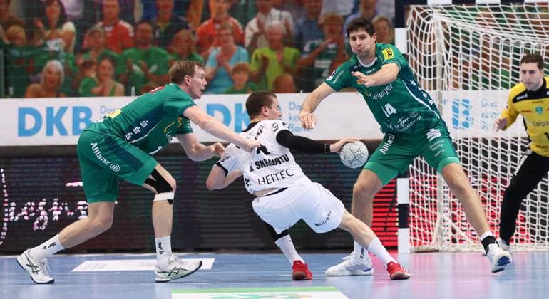 Leipzig, 21 09 2025, Arena Leipzig, Handball, Bundesliga, 5 Spieltag , SC DHfK Leipzig vs THW Kiel , In the picture from left Adam Lönn Loenn 15, Leipzig , Elias Ellefsen ‡ Skipagötu Skipagoetu 71, Kiel , Blaer Hinriksson 44, Leipzig , , For editorial use only , DHB HBL regulations prohibit any use of photographs as image sequences and or quasi video ,