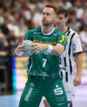 Leipzig, 21 09 2025, Arena Leipzig, Handball, Bundesliga, 5 Spieltag , SC DHfK Leipzig vs THW Kiel 18 23 34 41 , Im Bild von vorn Tomas Piroch 7, Leipzig , Nur zur redaktionellen Nutzung Only editorial use , DHB HBL regulations prohibit any use of photographs as image sequences and or quasi video ,