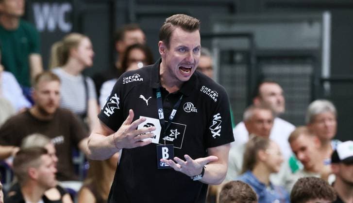 Leipzig, 21 09 2025, Arena Leipzig, Handball, Bundesliga, 5 Spieltag , SC DHfK Leipzig vs THW Kiel 18 23 34 41 , Im Bild Trainer Filip Jicha, THW Kiel , Nur zur redaktionellen Nutzung Only editorial use , DHB HBL regulations prohibit any use of photographs as image sequences and or quasi video ,