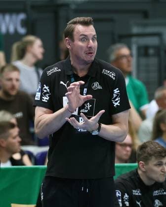 Leipzig, 21 09 2025, Arena Leipzig, Handball, Bundesliga, 5 Spieltag , SC DHfK Leipzig vs THW Kiel 18 23 34 41 , Im Bild Trainer Filip Jicha, THW Kiel , Nur zur redaktionellen Nutzung Only editorial use , DHB HBL regulations prohibit any use of photographs as image sequences and or quasi video ,
