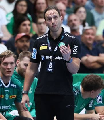 Leipzig, 21 09 2025, Arena Leipzig, Handball, Bundesliga, 5 Spieltag , SC DHfK Leipzig vs THW Kiel 18 23 34 41 , Im Bild Trainer Filip Jicha, THW Kiel , Nur zur redaktionellen Nutzung Only editorial use , DHB HBL regulations prohibit any use of photographs as image sequences and or quasi video ,