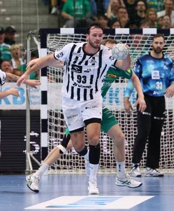 Leipzig, 21 09 2025, Arena Leipzig, Handball, Bundesliga, 5 Spieltag , SC DHfK Leipzig vs THW Kiel 18 23 34 41 , In the picture from the front Veron Nacinovic 93, Kiel , For editorial use only Only editorial use , DHB HBL regulations prohibit any use of photographs as image sequences and or quasi video ,