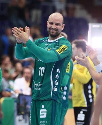 Leipzig, 21 09 2025, Arena Leipzig, Handball, Bundesliga, 5 Spieltag , SC DHfK Leipzig vs THW Kiel 18 23 34 41 , Im Bild Leipzig nach dem Spiel Thomas Oehlich 10, DHfK , Nur zur redaktionellen Nutzung Only editorial use , DHB HBL regulations prohibit any use of photographs as image sequences and or quasi video ,