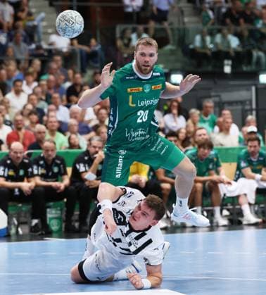 Leipzig, 21 09 2025, Arena Leipzig, Handball, Bundesliga, 5 Spieltag , SC DHfK Leipzig vs THW Kiel 18 23 34 41 , In the picture from the front Lukas Laube 20, Kiel , William Bogojevic 20, Leipzig , For editorial use only , DHB HBL regulations prohibit any use of photographs as image sequences and or quasi video ,