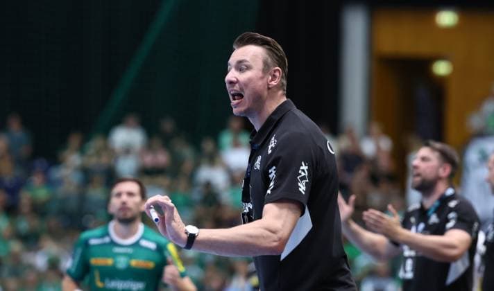 Leipzig, 21 09 2025, Arena Leipzig, Handball, Bundesliga, 5 Spieltag , SC DHfK Leipzig vs THW Kiel 18 23 34 41 , Im Bild Trainer Filip Jicha, THW Kiel , Nur zur redaktionellen Nutzung Only editorial use , DHB HBL regulations prohibit any use of photographs as image sequences and or quasi video ,