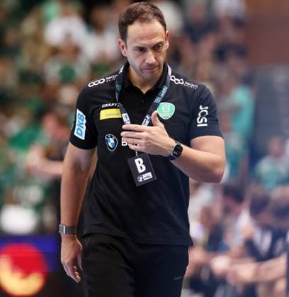 Leipzig, 21 09 2025, Arena Leipzig, Handball, Bundesliga, 5 Spieltag , SC DHfK Leipzig vs THW Kiel 18 23 34 41 , Im Bild Trainer Filip Jicha, THW Kiel , Nur zur redaktionellen Nutzung Only editorial use , DHB HBL regulations prohibit any use of photographs as image sequences and or quasi video ,