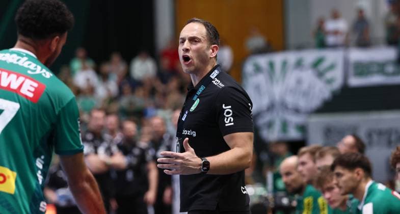 Leipzig, 21 09 2025, Arena Leipzig, Handball, Bundesliga, 5 Spieltag , SC DHfK Leipzig vs THW Kiel 18 23 34 41 , Im Bild Trainer Filip Jicha, THW Kiel , Nur zur redaktionellen Nutzung Only editorial use , DHB HBL regulations prohibit any use of photographs as image sequences and or quasi video ,