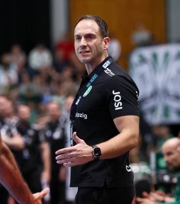 Leipzig, 21 09 2025, Arena Leipzig, Handball, Bundesliga, 5 Spieltag , SC DHfK Leipzig vs THW Kiel 18 23 34 41 , Im Bild Trainer Filip Jicha, THW Kiel , Nur zur redaktionellen Nutzung Only editorial use , DHB HBL regulations prohibit any use of photographs as image sequences and or quasi video ,