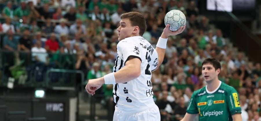 Leipzig, 21 09 2025, Arena Leipzig, Handball, Bundesliga, 5 Spieltag , SC DHfK Leipzig vs THW Kiel 18 23 34 41 , Im Bild von vorn Lukas Laube 20, Kiel , Nur zur redaktionellen Nutzung Only editorial use , DHB HBL regulations prohibit any use of photographs as image sequences and or quasi video ,