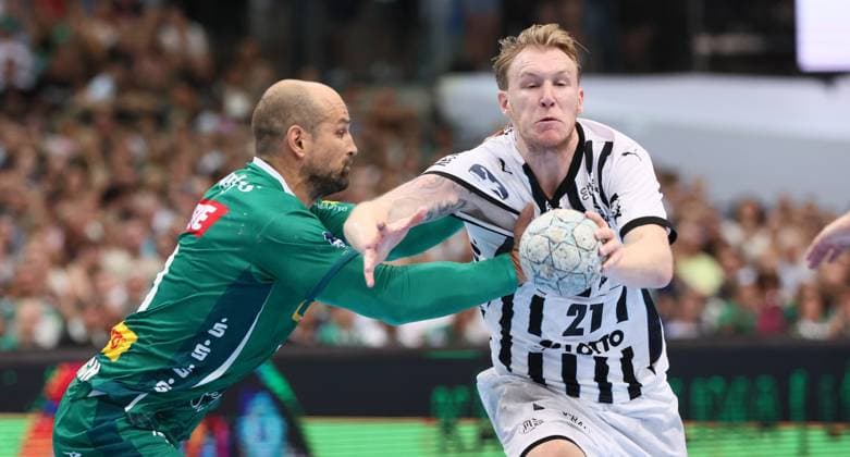 Leipzig, 21 09 2025, Arena Leipzig, Handball, Bundesliga, 5 Spieltag , SC DHfK Leipzig vs THW Kiel 18 23 34 41 , In the picture from left Thomas Oehlich 10, DHfK , Eric Johansson 21, Kiel , For editorial use only Only editorial use , DHB HBL regulations prohibit any use of photographs as image sequences and or quasi video ,