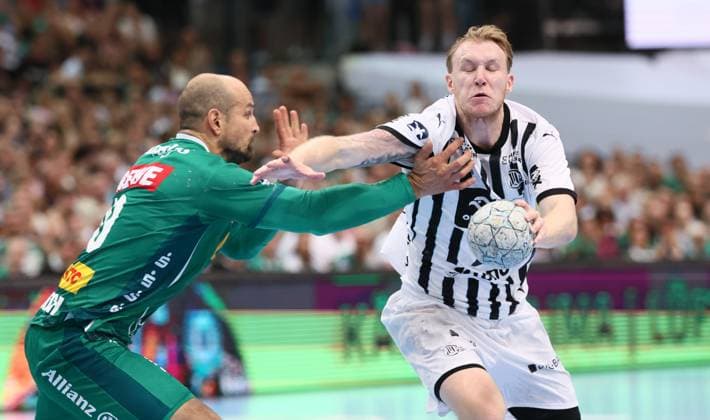 Leipzig, 21 09 2025, Arena Leipzig, Handball, Bundesliga, 5 Spieltag , SC DHfK Leipzig vs THW Kiel 18 23 34 41 , In the picture from left Thomas Oehlich 10, DHfK , Eric Johansson 21, Kiel , For editorial use only Only editorial use , DHB HBL regulations prohibit any use of photographs as image sequences and or quasi video ,