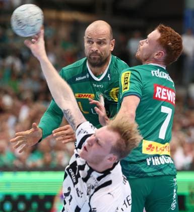 Leipzig, 21 09 2025, Arena Leipzig, Handball, Bundesliga, 5 Spieltag , SC DHfK Leipzig vs THW Kiel 18 23 34 41 , In the picture from left Thomas Oehlich 10, DHfK , Eric Johansson 21, Kiel , Tomas Piroch 7, Leipzig , For editorial use only , DHB HBL regulations prohibit any use of photographs as image sequences and or quasi video ,