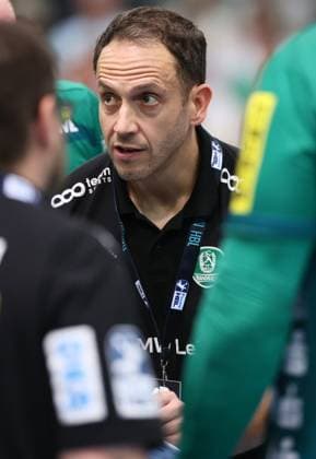 Leipzig, 21 09 2025, Arena Leipzig, Handball, Bundesliga, 5 Spieltag , SC DHfK Leipzig vs THW Kiel 18 23 34 41 , Im Bild Trainer Filip Jicha, THW Kiel , Nur zur redaktionellen Nutzung Only editorial use , DHB HBL regulations prohibit any use of photographs as image sequences and or quasi video ,
