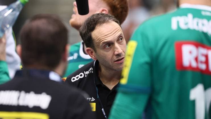 Leipzig, 21 09 2025, Arena Leipzig, Handball, Bundesliga, 5 Spieltag , SC DHfK Leipzig vs THW Kiel 18 23 34 41 , Im Bild Trainer Filip Jicha, THW Kiel , Nur zur redaktionellen Nutzung Only editorial use , DHB HBL regulations prohibit any use of photographs as image sequences and or quasi video ,