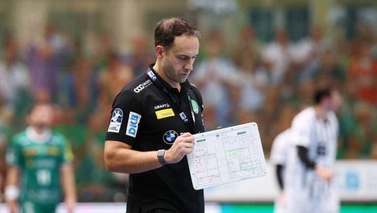 Leipzig, 21 09 2025, Arena Leipzig, Handball, Bundesliga, 5 Spieltag , SC DHfK Leipzig vs THW Kiel 18 23 34 41 , Im Bild Trainer Filip Jicha, THW Kiel , Nur zur redaktionellen Nutzung Only editorial use , DHB HBL regulations prohibit any use of photographs as image sequences and or quasi video ,