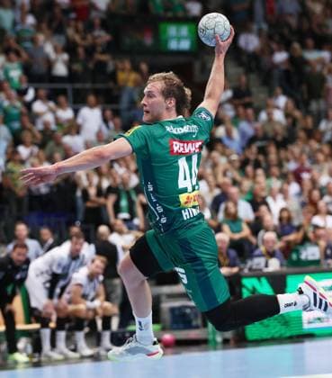 Leipzig, 21 09 2025, Arena Leipzig, Handball, Bundesliga, 5 Spieltag , SC DHfK Leipzig vs THW Kiel 18 23 34 41 , Im Bild von vorn Blaer Hinriksson 44, Leipzig , Nur zur redaktionellen Nutzung Only editorial use , DHB HBL regulations prohibit any use of photographs as image sequences and or quasi video ,