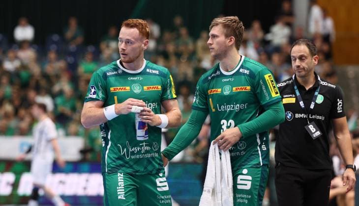 Leipzig, 21 09 2025, Arena Leipzig, Handball, Bundesliga, 5 Spieltag , SC DHfK Leipzig vs THW Kiel 18 23 34 41 , Im Bild von vorn Tomas Piroch 7, Leipzig , Franz Semper 32, Leipzig , Nur zur redaktionellen Nutzung Only editorial use , DHB HBL regulations prohibit any use of photographs as image sequences and or quasi video ,