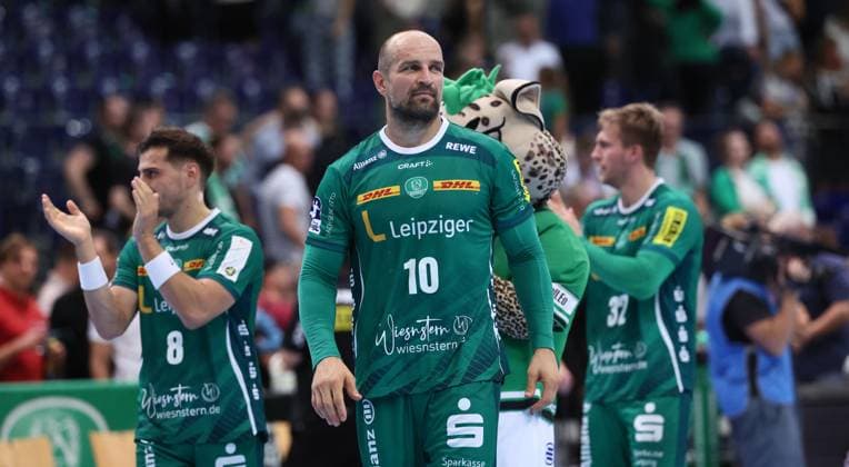 Leipzig, 21 09 2025, Arena Leipzig, Handball, Bundesliga, 5 Spieltag , SC DHfK Leipzig vs THW Kiel 18 23 34 41 , Im Bild Leipzig nach dem Spiel Thomas Oehlich 10, DHfK , Nur zur redaktionellen Nutzung Only editorial use , DHB HBL regulations prohibit any use of photographs as image sequences and or quasi video ,