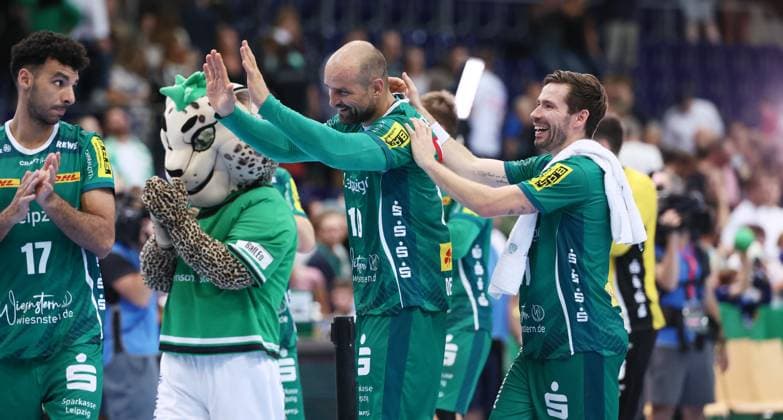 Leipzig, 21 09 2025, Arena Leipzig, Handball, Bundesliga, 5 Spieltag , SC DHfK Leipzig vs THW Kiel 18 23 34 41 , Im Bild Leipzig nach dem Spiel Ahmed Khairi 17, Leipzig , Thomas Oehlich 10, DHfK , Lukas Binder 11, Leipzig , Nur zur redaktionellen Nutzung Only editorial use , DHB HBL regulations prohibit any use of photographs as image sequences and or quasi video ,