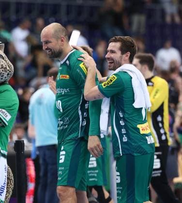 Leipzig, 21 09 2025, Arena Leipzig, Handball, Bundesliga, 5 Spieltag , SC DHfK Leipzig vs THW Kiel 18 23 34 41 , Im Bild Leipzig nach dem Spiel Thomas Oehlich 10, DHfK , Lukas Binder 11, Leipzig , Nur zur redaktionellen Nutzung Only editorial use , DHB HBL regulations prohibit any use of photographs as image sequences and or quasi video ,