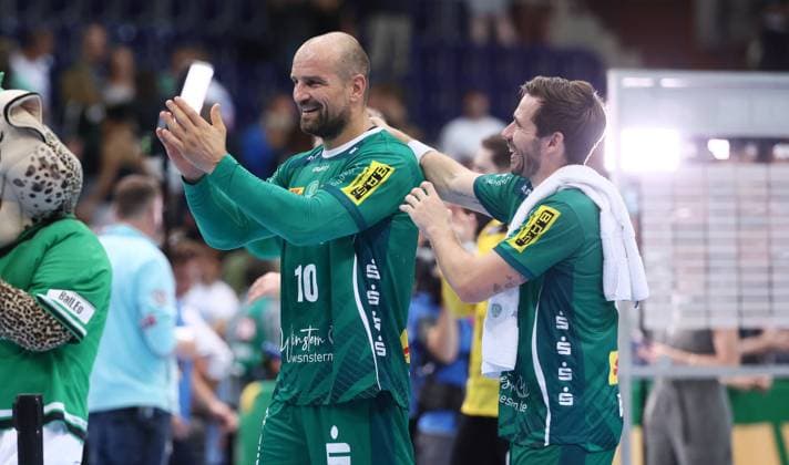 Leipzig, 21 09 2025, Arena Leipzig, Handball, Bundesliga, 5 Spieltag , SC DHfK Leipzig vs THW Kiel 18 23 34 41 , Im Bild Leipzig nach dem Spiel Thomas Oehlich 10, DHfK , Lukas Binder 11, Leipzig , Nur zur redaktionellen Nutzung Only editorial use , DHB HBL regulations prohibit any use of photographs as image sequences and or quasi video ,