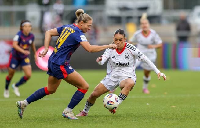 DEU, Frankfurt, Eintracht Frankfurt vs RB Leipzig, Google Pixel Frauen Bundesliga DFB, Saison 2526, Stadion am Bretanobad, 3 Spieltag, im Bild f l n r Marleen Schimmer RB Leipzig 14 , Hayley Raso Eintracht Frankfurt 7 DFB DFL REGULATIONS PROHIBIT ANY USE OF PHOTOGRAPHS AS IMAGE SEQUENCES AND OR QUASI VIDEO, 22 09 2025, Copyright: HMBxMedia HendrikxHamelau