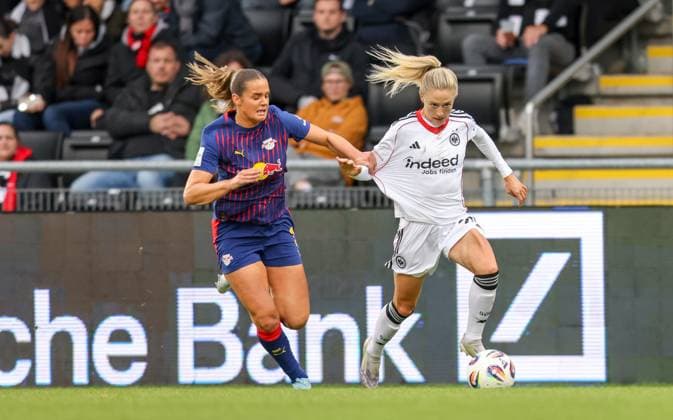 DEU, Frankfurt, Eintracht Frankfurt vs RB Leipzig, Google Pixel Frauen Bundesliga DFB, Saison 2526, Stadion am Bretanobad, 3 Spieltag, im Bild f l n r Andrea Norheim RB Leipzig 3 , Rebecka Blomqvist Eintracht Frankfurt 28 DFB DFL REGULATIONS PROHIBIT ANY USE OF PHOTOGRAPHS AS IMAGE SEQUENCES AND OR QUASI VIDEO, 22 09 2025, Copyright: HMBxMedia HendrikxHamelau