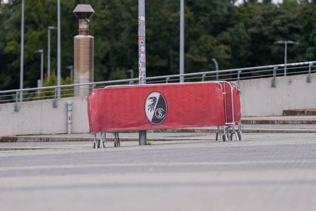 Barrier, fence in front of the stadium, crest, logo, last media training of SC Freiburg before the first Europa League match in the league phase, Germany, Football, UEFA Europa League, 1 matchday, 2025 2026, SC Freiburg vs FC Basel, 23 09 2025, last media training of SC Freiburg before the first Europa League match in the league phase, Europa Park Stadion, Freiburg, Germany Freiburg Europa Park Stadion Baden Württemberg Germany Copyright: xArnexAmbergx