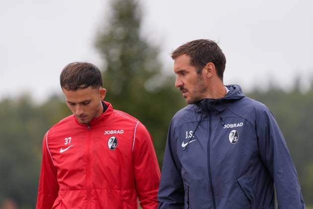 Max Rosenfelder SC Freiburg, 37 in conversation with Julian Schuster SC Freiburg, Coach , last media training session of SC Freiburg before the first Europa League match in the league phase, Germany, Football, UEFA Europa League, Matchday 1, 2025 2026, SC Freiburg vs FC Basel, 23 09 2025, last media training session of SC Freiburg before the first Europa League match in the league phase, Europa Park Stadion, Freiburg, Germany Freiburg Europa Park Stadion Baden Württemberg Germany Copyright: xArnexAmbergx