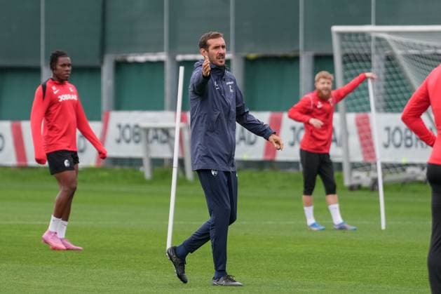 Julian Schuster SC Freiburg, coach on the training ground, last media training session of SC Freiburg before the first Europa League match in the league phase, Germany, Football, UEFA Europa League, Matchday 1, 2025 2026, SC Freiburg vs FC Basel, 23 09 2025, last media training session of SC Freiburg before the first Europa League match in the league phase, Europa Park Stadion, Freiburg, Germany Freiburg Europa Park Stadion Baden Württemberg Germany Copyright: xArnexAmbergx