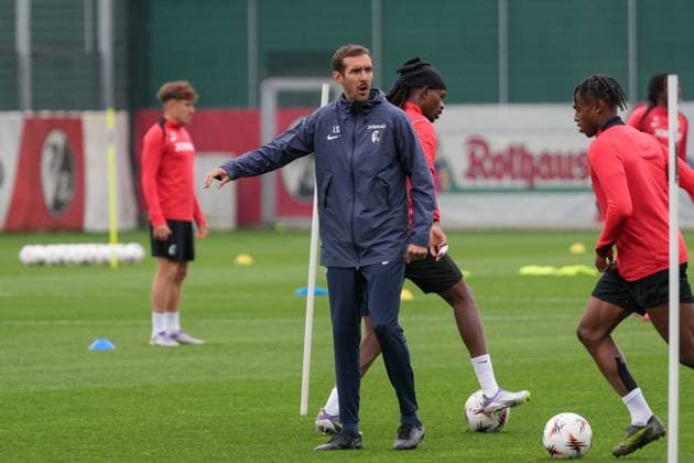 Julian Schuster SC Freiburg, coach on the training ground, last media training session of SC Freiburg before the first Europa League match in the league phase, Germany, Football, UEFA Europa League, Matchday 1, 2025 2026, SC Freiburg vs FC Basel, 23 09 2025, last media training session of SC Freiburg before the first Europa League match in the league phase, Europa Park Stadion, Freiburg, Germany Freiburg Europa Park Stadion Baden Württemberg Germany Copyright: xArnexAmbergx