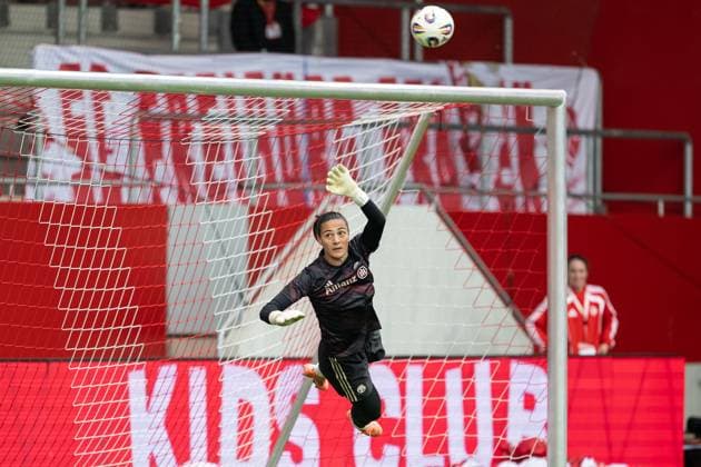 Maria Luisa Grohs Goalkeeper, FC Bayern Muenchen Women, 01 when warming up FC Bayern Muenchen Women vs SC Freiburg, Football, Google Pixel Women Bundesliga, 4 Matchday, Season 2025 2026, 23 09 2025 DFL DFB REGULATIONS PROHIBIT ANY USE OF PHOTOGRAPHS as IMAGE SEQUENCES and or QUASI VIDEO FC Bayern Muenchen Women vs SC Freiburg, Football, Google Pixel Women Bundesliga, 4 Matchday, Season 2025 2026, 23 09 2025 Muenchen Copyright: xEibner-Pressefoto HeikexFeinerx EP_HFR