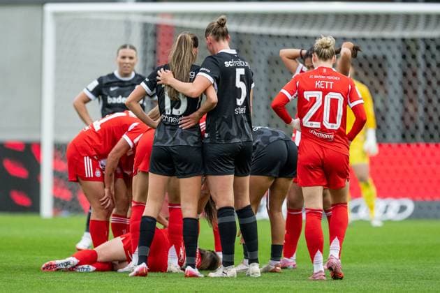 The teammates around Franziska Kett FC Bayern Muenchen Frauen, 20 and Maj Schneider SC Freiburg Frauen, 15 and Julia Stierli SC Freiburg Frauen, 5 worry about Sarah Zadrazil FC Bayern Muenchen Frauen, 25 FC Bayern Muenchen Frauen vs SC Freiburg, football, who is injured on the pitch, Google Pixel Frauen Bundesliga, 4 Spieltag, Saison 2025 2026, 23 09 2025 DFL DFB REGULATIONS PROHIBIT ANY USE OF PHOTOGRAPHS as IMAGE SEQUENCES and or QUASI VIDEO FC Bayern Muenchen Frauen vs SC Freiburg, Fußball, Google Pixel Frauen Bundesliga, 4 Spieltag, Saison 2025 2026, 23 09 2025 Muenchen Copyright: xEibner-Pressefoto HeikexFeinerx EP_HFR