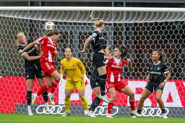 Jovana Damnjanovic FC Bayern Muenchen Frauen, 09 watches as Vanessa Gilles FC Bayern Muenchen Frauen, 02 heads in the goal to make it 1-0 FC Bayern Muenchen Frauen vs SC Freiburg, Football, Google Pixel Frauen Bundesliga, 4 Spieltag, Season 2025 2026, 23 09 2025 DFL DFB REGULATIONS PROHIBIT ANY USE OF PHOTOGRAPHS as IMAGE SEQUENCES and or QUASI VIDEO FC Bayern Muenchen Frauen vs SC Freiburg, Football, Google Pixel Frauen Bundesliga, 4 Spieltag, Saison 2025 2026, 23 09 2025 Muenchen Copyright: xEibner-Pressefoto HeikexFeinerx EP_HFR