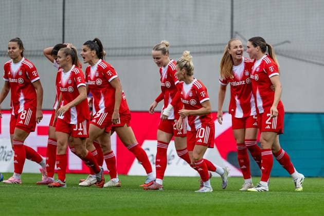 The Munich women celebrate with Vanessa Gilles FC Bayern Muenchen Frauen, 02 their goal for 1 0 FC Bayern Muenchen Frauen vs SC Freiburg, Football, Google Pixel Frauen Bundesliga, 4 Spieltag, Saison 2025 2026, 23 09 2025 DFL DFB REGULATIONS PROHIBIT ANY USE OF PHOTOGRAPHS as IMAGE SEQUENCES and or QUASI VIDEO FC Bayern Muenchen Frauen vs SC Freiburg, Football, Google Pixel Frauen Bundesliga, 4 Spieltag, Saison 2025 2026, 23 09 2025 Muenchen Copyright: xEibner-Pressefoto HeikexFeinerx EP_HFR