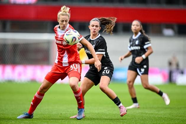 Muenchen, Deutschland, 23.09.25: Carolin Simon (FC Bayern München) und Leela Egli (SC Freiburg) im Zweikampf waehrend des Google Pixel Frauen-Bundesliga - Spiels zwischen dem FC Bayern Muenchen vs SC Freiburg in der FC Bayern Campus am 23. September 2025 in Muenchen, Deutschland. (Foto von Harry Langer DeFodi Images) Muenchen, Germany, 23.09.25: Carolin Simon (FC Bayern München) und Leela Egli (SC Freiburg) battle for the ball during the Google Pixel Frauen-Bundesliga - match between FC Bayern Muenchen vs SC Freiburg at FC Bayern Campus on September 23, 2025 in Muenchen, Germany. (Photo by Harry Langer DeFodi Images) DFB DFL REGULATIONS PROHIBIT ANY USE OF PHOTOGRAPHS AS IMAGE SEQUENCES AND OR QUASI-VIDEO. (Photo by Harry Langer DeFodi Images) DFB DFL REGULATIONS PROHIBIT ANY USE OF PHOTOGRAPHS AS IMAGE SEQUENCES AND OR QUASI-VIDEO. Muenchen, Germany, 23 09 25 Carolin Simon FC Bayern München and Leela Egli SC Freiburg battle for the ball during the Google Pixel Frauen Bundesliga match between FC Bayern Muenchen vs SC Freiburg at FC Bayern Campus on September 23, 2025 in Muenchen, Germany Photo by Harry Langer DeFodi Images Muenchen, Germany, 23 09 25 Carolin Simon FC Bayern München and Leela Egli SC Freiburg battle for the ball during the Google Pixel Womens Bundesliga match between FC Bayern Muenchen vs SC Freiburg at FC Bayern Campus on September 23, 2025 in Muenchen, Germany Photo by Harry Langer DeFodi Images DFB DFL REGULATIONS PROHIBIT ANY USE OF PHOTOGRAPHS AS IMAGE SEQUENCES AND OR QUASI VIDEO Photo by Harry Langer DeFodi Images DFB DFL REGULATIONS PROHIBIT ANY USE OF PHOTOGRAPHS AS IMAGE SEQUENCES AND OR QUASI VIDEO