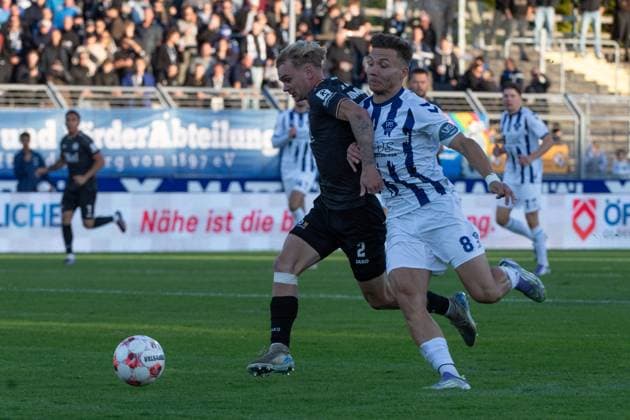 GER, Football, Krombacher Niedersachsenpokal, VfB Oldenburg vs SV Meppen 23 09 2025, Marschwegstadion, Oldenburg, GER, Krombacher Niedersachsenpokal, Quarterfinal, VfB Oldenburg vs SV Meppen, DFL regulations prohibit any use of photographs as image sequences and or quasi video, im Bild Dominique DOMRÖSE DOMROESE SV Meppen 2 Rafael BRAND VfB Oldenburg 8 nordphotoxgmbhx xRojahn nph00310