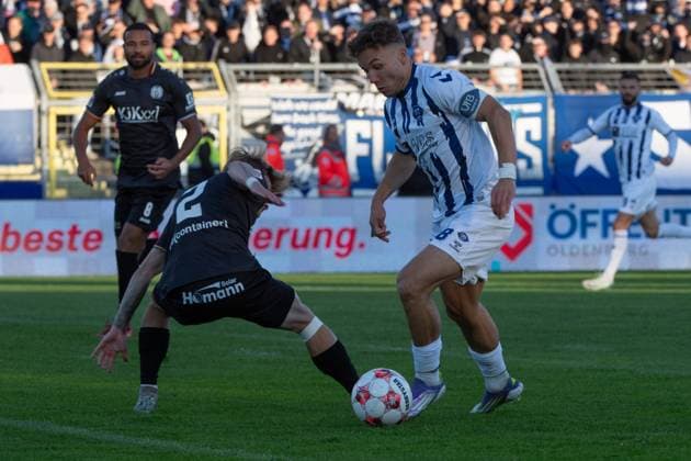 GER, Football, Krombacher Niedersachsenpokal, VfB Oldenburg vs SV Meppen 23 09 2025, Marschwegstadion, Oldenburg, GER, Krombacher Niedersachsenpokal, Quarterfinal, VfB Oldenburg vs SV Meppen, DFL regulations prohibit any use of photographs as image sequences and or quasi video, im Bild Dominique DOMRÖSE DOMROESE SV Meppen 2 Rafael BRAND VfB Oldenburg 8 nordphotoxgmbhx xRojahn nph00310