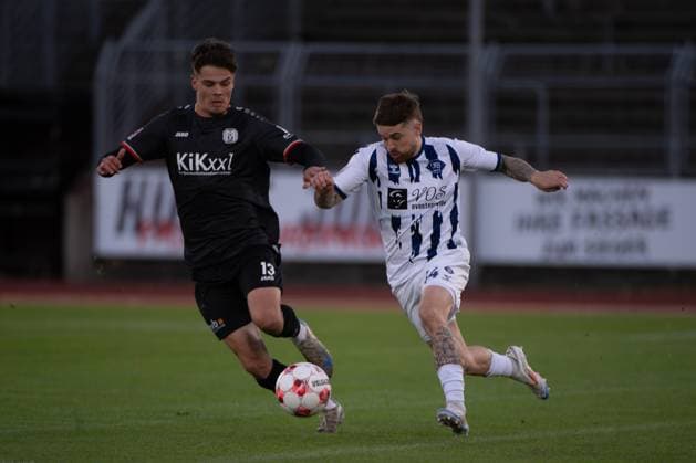 GER, Football, Krombacher Niedersachsenpokal, VfB Oldenburg vs SV Meppen 23 09 2025, Marschwegstadion, Oldenburg, GER, Krombacher Niedersachsenpokal, Quarterfinal, VfB Oldenburg vs SV Meppen, DFL regulations prohibit any use of photographs as image sequences and or quasi video, im Bild Nico KNYSTOCK VfB Oldenburg 44 Jonathan WENSING SV Meppen 13 nordphotoxgmbhx xRojahn nph00310
