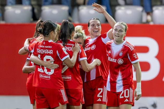 The Bayern players celebrate with Lena Oberdorf FC Bayern Muenchen Frauen, 08 their goal for 2 0 FC Bayern Muenchen Frauen vs SC Freiburg, Soccer, Google Pixel Women Bundesliga, Matchday 4, Season 2025 2026, 23 09 2025 DFL DFB REGULATIONS PROHIBIT ANY USE OF PHOTOGRAPHS as IMAGE SEQUENCES and or QUASI VIDEO FC Bayern Muenchen Frauen vs SC Freiburg, Football, Google Pixel Frauen Bundesliga, 4 Spieltag, Saison 2025 2026, 23 09 2025 Muenchen Copyright: xEibner-Pressefoto HeikexFeinerx EP_HFR