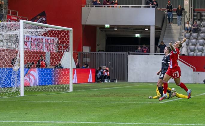 Klara Buehl FC Bayern Muenchen Frauen, 17 celebrates her goal for 4 0 against Laura Benkarth goalkeeper, SC Freiburg Frauen, 1 and Greta Stegemann SC Freiburg Frauen, 16 FC Bayern Muenchen Frauen vs SC Freiburg, football, Google Pixel Frauen Bundesliga, 4 Spieltag, Season 2025 2026, 23 09 2025 DFL DFB REGULATIONS PROHIBIT ANY USE OF PHOTOGRAPHS as IMAGE SEQUENCES and or QUASI VIDEO FC Bayern Muenchen Frauen vs SC Freiburg, Football, Google Pixel Frauen Bundesliga, 4 Spieltag, Saison 2025 2026, 23 09 2025 Muenchen Copyright: xEibner-Pressefoto HeikexFeinerx EP_HFR