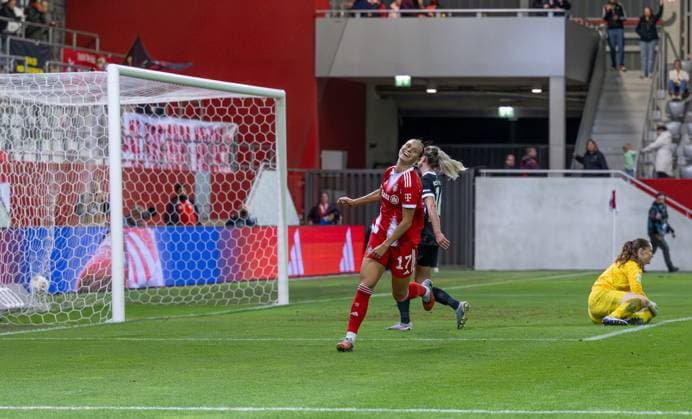 Klara Buehl FC Bayern Muenchen Frauen, 17 celebrates her goal for 4 0 against Laura Benkarth goalkeeper, SC Freiburg Frauen, 1 and Greta Stegemann SC Freiburg Frauen, 16 FC Bayern Muenchen Frauen vs SC Freiburg, football, Google Pixel Frauen Bundesliga, 4 Spieltag, Season 2025 2026, 23 09 2025 DFL DFB REGULATIONS PROHIBIT ANY USE OF PHOTOGRAPHS as IMAGE SEQUENCES and or QUASI VIDEO FC Bayern Muenchen Frauen vs SC Freiburg, Football, Google Pixel Frauen Bundesliga, 4 Spieltag, Saison 2025 2026, 23 09 2025 Muenchen Copyright: xEibner-Pressefoto HeikexFeinerx EP_HFR