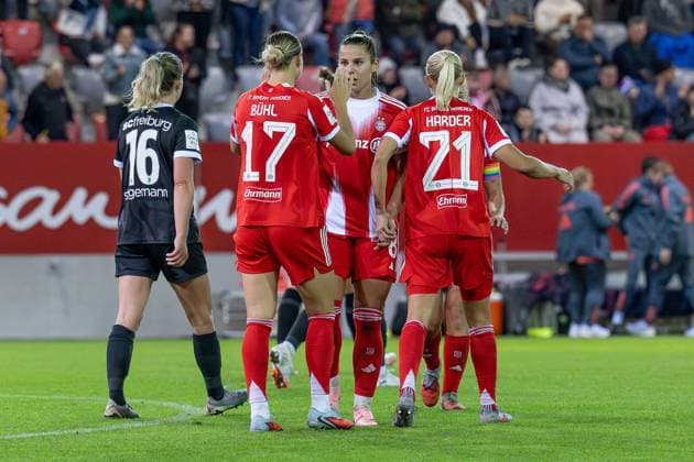 The Bayern players celebrate with Klara Buehl FC Bayern Muenchen Frauen, 17 their goal for 4 0, Greta Stegemann SC Freiburg Frauen, 16 is accordingly served FC Bayern Muenchen Frauen vs SC Freiburg, Fußball, Google Pixel Frauen Bundesliga, 4 Spieltag, Season 2025 2026, 23 09 2025 DFL DFB REGULATIONS PROHIBIT ANY USE OF PHOTOGRAPHS as IMAGE SEQUENCES and or QUASI VIDEO FC Bayern Muenchen Frauen vs SC Freiburg, Football, Google Pixel Frauen Bundesliga, 4 Spieltag, Saison 2025 2026, 23 09 2025 Muenchen Copyright: xEibner-Pressefoto HeikexFeinerx EP_HFR