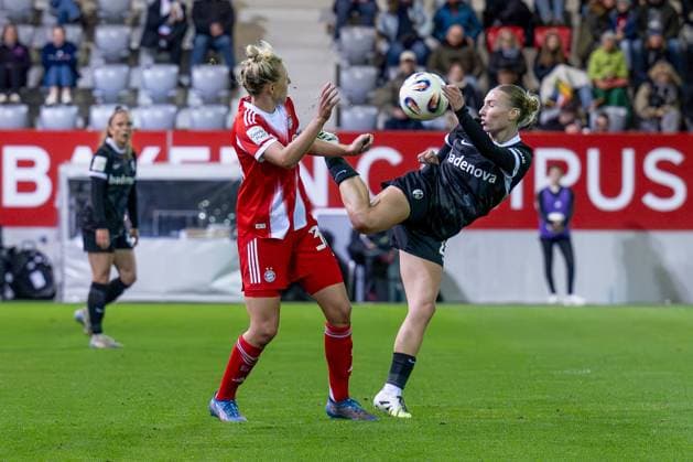 Fight for the ball duel between Carolin Simon FC Bayern Muenchen Frauen, 30 and Sophie Nachtigall SC Freiburg Frauen, 27 FC Bayern Muenchen Frauen vs SC Freiburg, Soccer, Google Pixel Women Bundesliga, Matchday 4, Season 2025 2026, 23 09 2025 DFL DFB REGULATIONS PROHIBIT ANY USE OF PHOTOGRAPHS as IMAGE SEQUENCES and or QUASI VIDEO FC Bayern Muenchen Frauen vs SC Freiburg, Football, Google Pixel Frauen Bundesliga, 4 Spieltag, Saison 2025 2026, 23 09 2025 Muenchen Copyright: xEibner-Pressefoto HeikexFeinerx EP_HFR