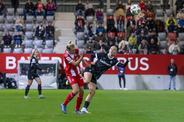 Fight for the ball duel between Carolin Simon FC Bayern Muenchen Frauen, 30 and Sophie Nachtigall SC Freiburg Frauen, 27 FC Bayern Muenchen Frauen vs SC Freiburg, Soccer, Google Pixel Women Bundesliga, Matchday 4, Season 2025 2026, 23 09 2025 DFL DFB REGULATIONS PROHIBIT ANY USE OF PHOTOGRAPHS as IMAGE SEQUENCES and or QUASI VIDEO FC Bayern Muenchen Frauen vs SC Freiburg, Football, Google Pixel Frauen Bundesliga, 4 Spieltag, Saison 2025 2026, 23 09 2025 Muenchen Copyright: xEibner-Pressefoto HeikexFeinerx EP_HFR