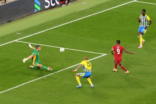 Alexander Isak of Liverpool scores a goal 1-0. Liverpool v Southampton, EFL Carabao Cup, Third Round, Football, Anfield, Liverpool, UK - 23 Sep 2025Liverpool Anfield United Kingdom EDITORIAL USE ONLY No use with unauthorised audio, video, data, fixture lists, club league logos or live services. Online in-match use limited to 120 images, no video emulation. No use in betting, games or single club league player publications. Copyright: xRyanxBrowne Shutterstockx 15498467ap