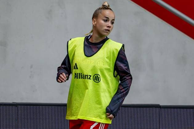 Giulia Gwinn FC Bayern Muenchen Frauen, 07 warming up for a later match and her comeback after a long injury break FC Bayern Muenchen Frauen vs SC Freiburg, Soccer, Google Pixel Women Bundesliga, Matchday 4, Season 2025 2026, 23 09 2025 DFL DFB REGULATIONS PROHIBIT ANY USE OF PHOTOGRAPHS as IMAGE SEQUENCES and or QUASI VIDEO FC Bayern Muenchen Frauen vs SC Freiburg, Football, Google Pixel Frauen Bundesliga, 4 Spieltag, Saison 2025 2026, 23 09 2025 Muenchen Copyright: xEibner-Pressefoto HeikexFeinerx EP_HFR