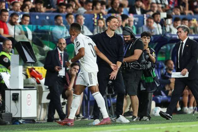 September 23, 2025, Valencia, Valencia, SPAIN: Xabi Alonso, head coach of Real Madrid CF, and Kylian Mbappe smiling during the Spanish League, LaLiga EA Sports, football match played between Levante UD and Real Madrid at Ciudad de Valencia stadium on September 23, 2025, in Valencia, Spain. Valencia SPAIN - ZUMAa181 20250923_zaa_a181_393 Copyright: xIrinaxR.xHipolitox