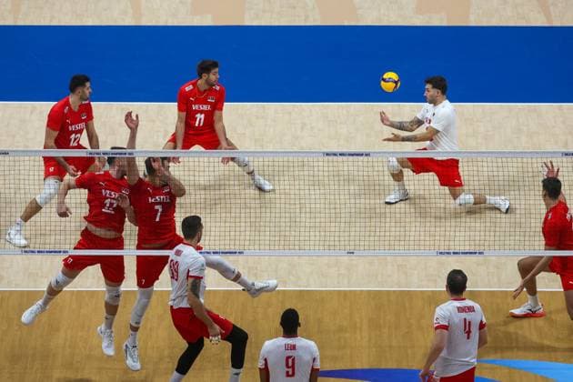 Turkiye v Poland - Men s Volleyball World Championship, WM, Weltmeisterschaft 2025 METRO MANILA, PHILIPPINES - SEPTEMBER 24: Bedirhan Bulbul (7), Mirza Lagumdzija (11), and Adis Lagumdzija (12) of Turkiye in action during the FIVB Volleyball Men s World Championship quarter finals between Turkiye and Poland at the Mall of Asia Arena, in Pasay City, Metro Manila, Philippines, on September 24, 2025. Daniel Ceng Anadolu Metro Manila Philippines. Editorial use only. Please get in touch for any other usage. Copyright: x2025xAnadoluxDanielxCengx