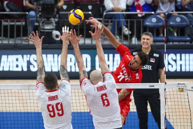 Turkiye v Poland - Men s Volleyball World Championship, WM, Weltmeisterschaft 2025 METRO MANILA, PHILIPPINES - SEPTEMBER 24: Huber and Kurek of Poland in action during quarter finals between Turkiye and Poland, in the FIVB Volleyball Men s World Championship, at the Mall of Asia Arena, in Pasay City, Metro Manila, Philippines, on September 24, 2025. Daniel Ceng Anadolu Manila Philippines. Editorial use only. Please get in touch for any other usage. Copyright: x2025xAnadoluxDanielxCengx